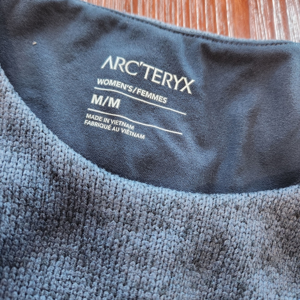 Arc'teryx Covert Navy Long Sleeve Sweater with Pocket Knit Fleece - Picture 2 of 5